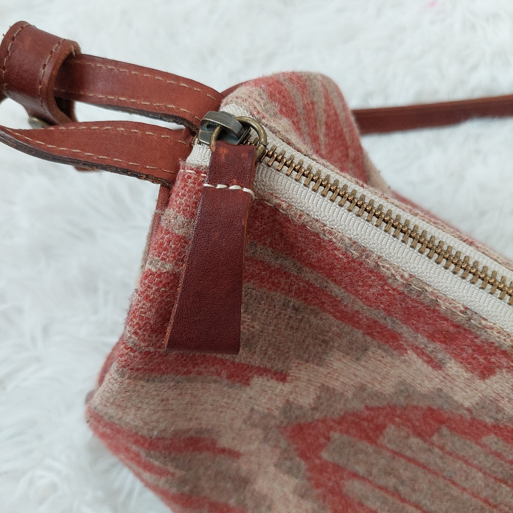 Pendleton Rust and Tan Aztec Crossbody Bag - Picture 9 of 12
